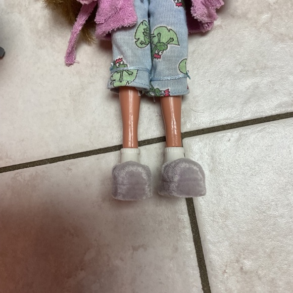 Bratz Funky Fashion Furniture Vanity with Slumber Party Yasmin and Accessories - Picture 6 of 9